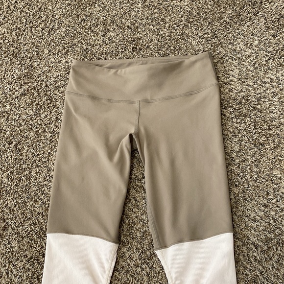 NEW Alo Yoga Two-Tone Leggings - Picture 6 of 9